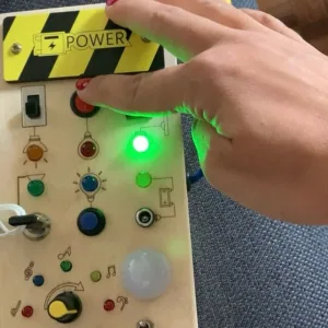 Ontvangen Montessori Busy Board met LED-verlichting van klant K****e.