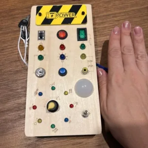 Ontvangen Montessori Busy Board met LED-lampjes van klant E***a.
