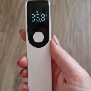 Ontvangen Infrarood Non-Contact Digitale Thermometer van klant J****n.