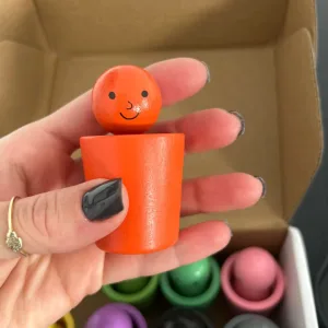 Ontvangen Peg Dolls in Cups Montessori Kleur Sorteer Speelgoed van klant M***l.