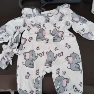 Ontvangen Baby Romper met Lange Mouwen en Haarband van klant A***n.